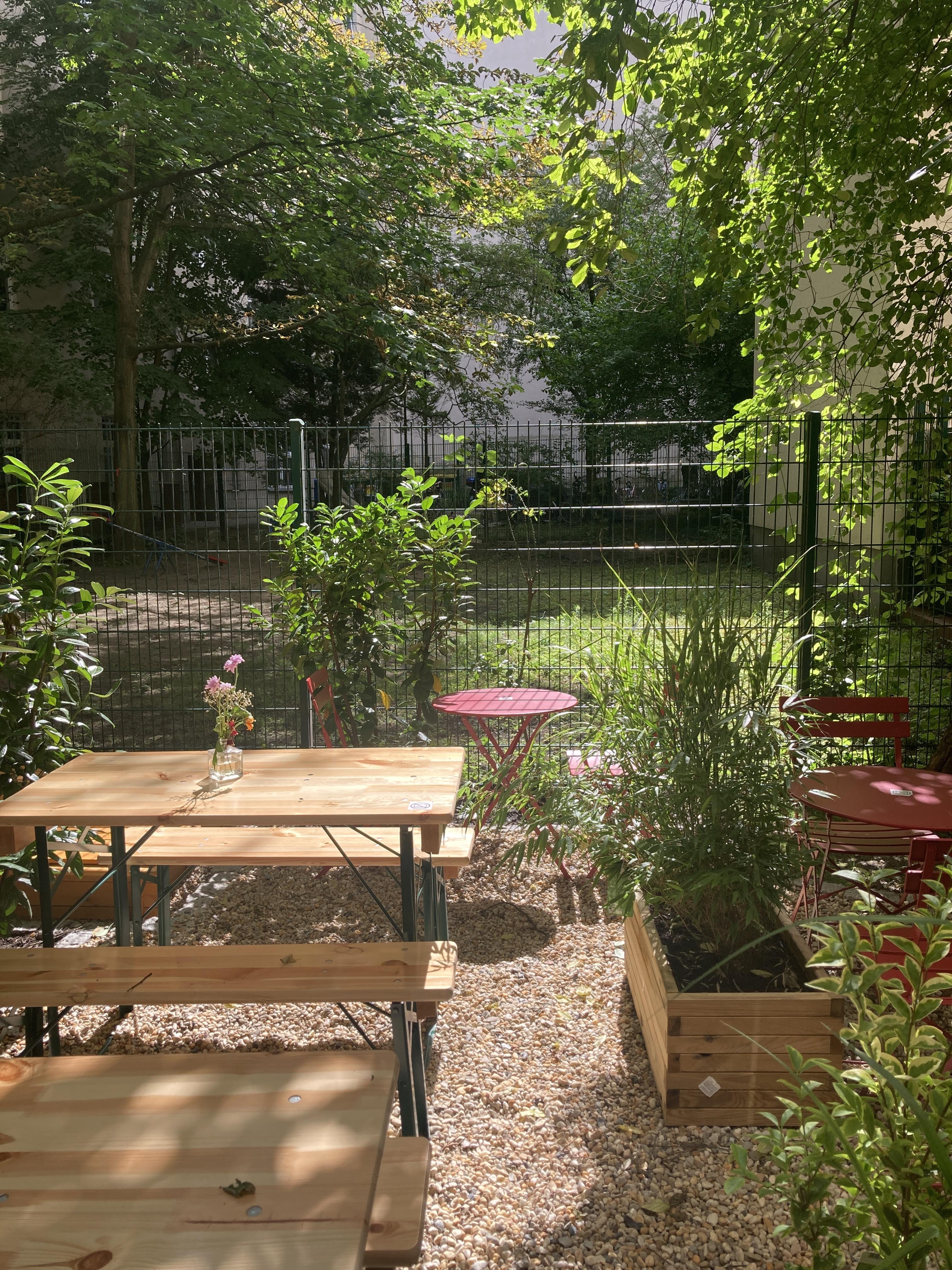 Atmosphere and garden at Café Alma Neukölln
